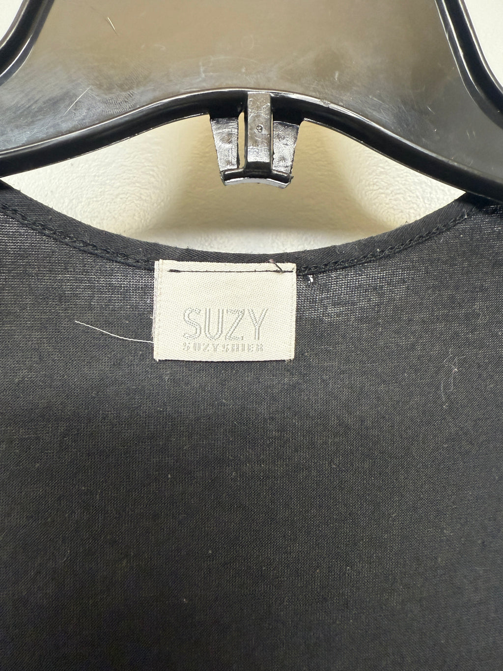Suzy Shier NWOT Shiny Tiered Layered Black and Gold Sleeveless Shirt SIZE